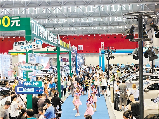 在2024江門“十一”國(guó)際車展現(xiàn)場(chǎng)，人們忙著挑選心儀的靚車。