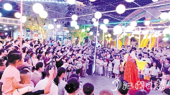 白水帶繽紛樂園內(nèi)，精彩節(jié)目層出不窮，吸引游客觀看。受訪者供圖