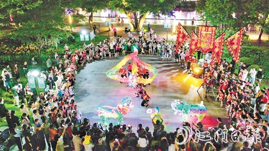夜光龍?jiān)谝箍罩蟹v，金光閃閃，威武霸氣。付師華