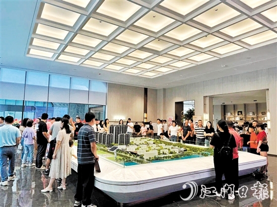 國慶假期，鶴山各大樓盤推出優(yōu)惠活動，吸引不少市民前往選購。