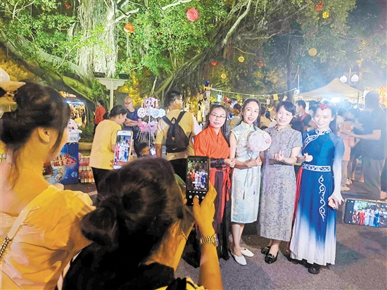圭峰山重陽(yáng)文化創(chuàng)意集市的舉辦更添濃厚節(jié)日氣氛。