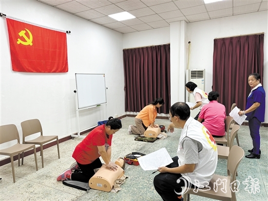 老師指導(dǎo)學(xué)員進行實操練習(xí)。