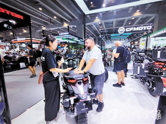 國外客商正在咨詢大冶摩托的新品。
