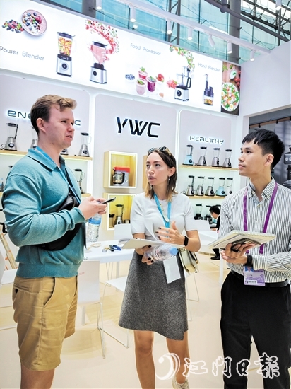 國外客商在裕威倡電器展位咨詢產品。
