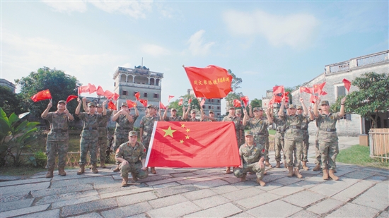 周文雍陳鐵軍民兵連在碉樓前慶祝新中國(guó)成立75周年。