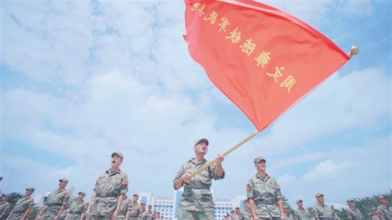 周文雍陳鐵軍民兵連深情歌頌祖國(guó)。