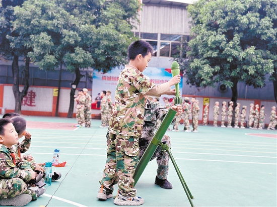 越塘小學學生正在體驗軍事技能實操。