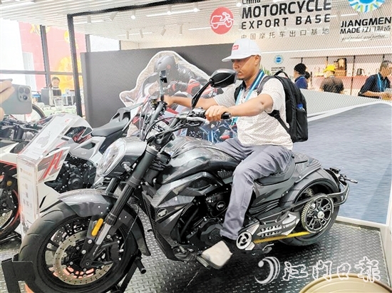 建雅摩托金剛狼800cc大型巡航車炫酷吸睛。鄧少軍