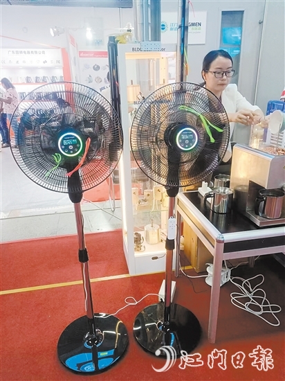 路思拓的“七彩LED燈光+香薰盒+自帶電池”16寸無(wú)軸電機(jī)風(fēng)扇。