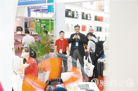 在德信電器展區(qū)，外國客商體驗(yàn)風(fēng)扇的強(qiáng)勁風(fēng)力。羅霈