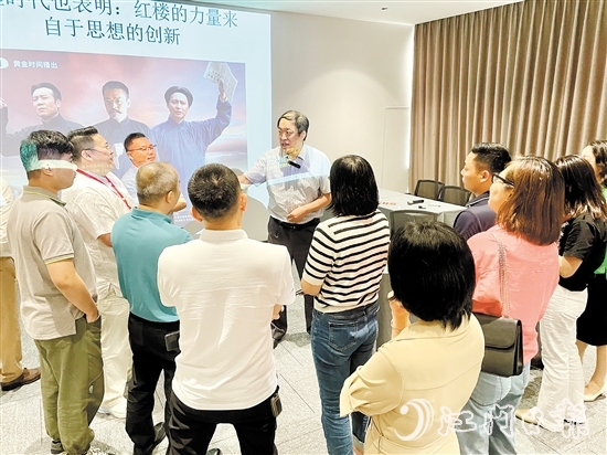課間休息時間，學(xué)員們也抓緊時間向老師提問。