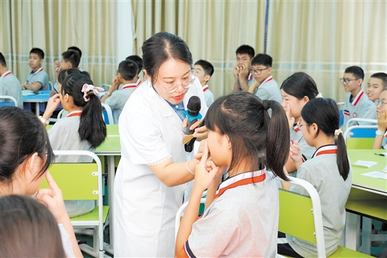 馬玉瑩教學生找穴位。