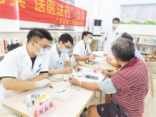 醫(yī)護(hù)人員耐心為優(yōu)撫對象檢查身體。
