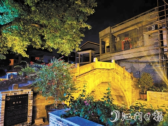 跨龍村歷史文化底蘊(yùn)深厚。圖為有著300余年歷史的跨龍橋“一河兩岸”景色。