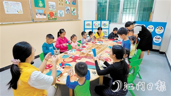 在威東村黨群服務中心的兒童多功能活動室，孩子們正在制作手工燈籠。