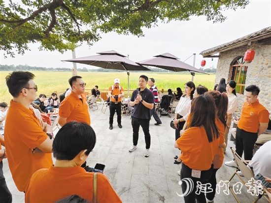 中山青年企業(yè)家一行來(lái)到牛江鎮(zhèn)昌梅村，游歷馮如故居，打卡“牛欄咖啡”。