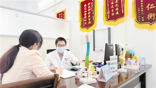 醫(yī)生為帶狀皰疹患者看診。