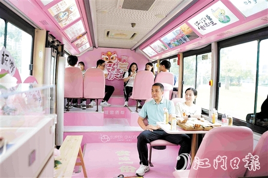 運(yùn)動(dòng)員和教練員乘坐“三點(diǎn)三下午茶”公交江海專線，感受江海魅力。