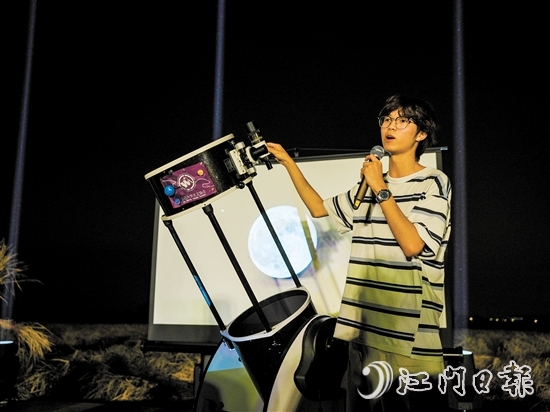 五邑大學(xué)學(xué)生帶來(lái)天文望遠(yuǎn)鏡，和當(dāng)?shù)卮迕褚黄鹩^星望月。