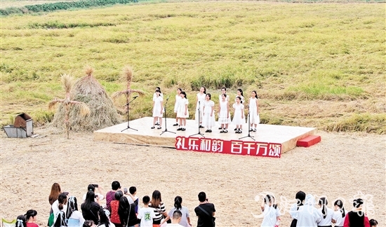 本土表演隊(duì)自主編排節(jié)目，以實(shí)際行動(dòng)為鄉(xiāng)村文旅賦能。