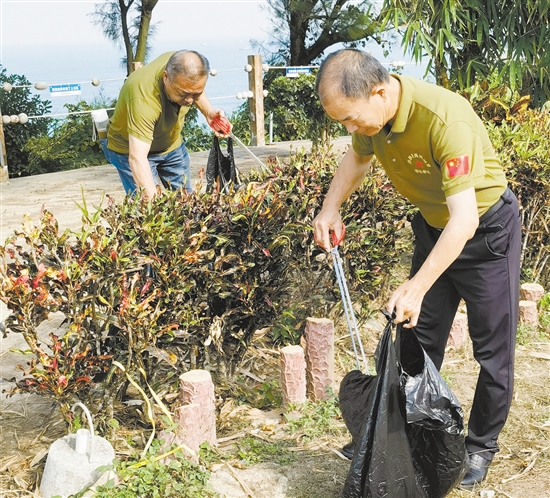 退役軍人志愿者參加環(huán)境整治行動(dòng)，以實(shí)際行動(dòng)助力“百千萬(wàn)工程”。