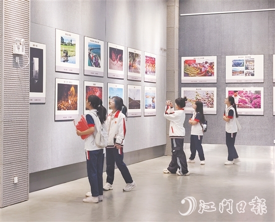 五邑大學(xué)經(jīng)濟(jì)管理學(xué)院學(xué)生們在觀展。