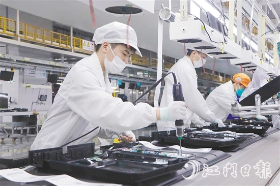 近年來，海信的電視機產(chǎn)品持續(xù)創(chuàng)新，今年在“雙十一”和“以舊換新”的疊加下，銷售大幅增長。