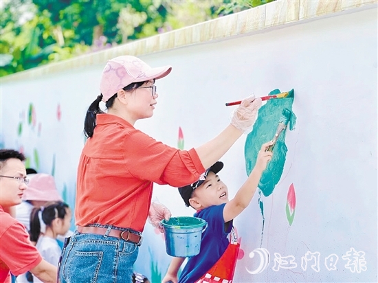 家長(zhǎng)和孩子們一起畫(huà)蓮。