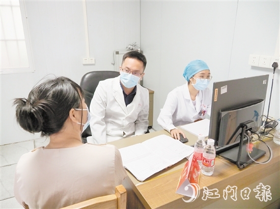 乳腺篩查義診活動吸引了不少群眾前來咨詢就診。