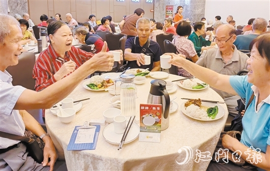 長者樂享舌尖上的幸福滋味。
