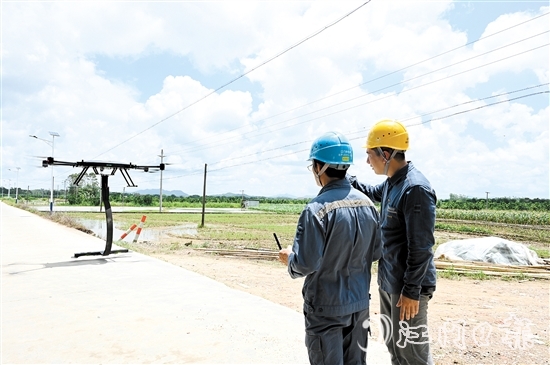 恩平供電局利用專業(yè)無人機對供電線路進行檢查。
