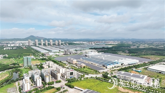 臺(tái)山工業(yè)新城以汽車零部件、金屬新材料、智慧農(nóng)機(jī)等為主導(dǎo)產(chǎn)業(yè)，構(gòu)建“3+2”現(xiàn)代化產(chǎn)業(yè)體系，成為臺(tái)山乃至江門的重要經(jīng)濟(jì)增長極。