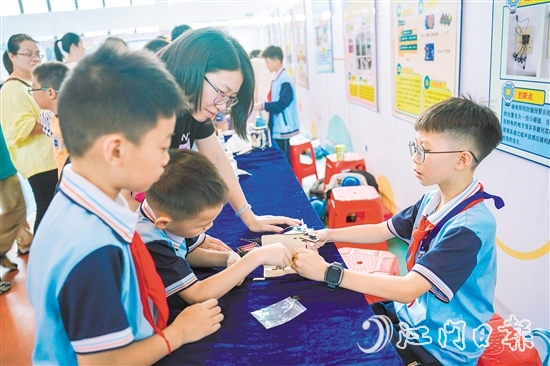 東暉小學(xué)五年級(jí)學(xué)生鄭昊宇（右）帶來了他制作的墻角照明防撞報(bào)警系統(tǒng)。