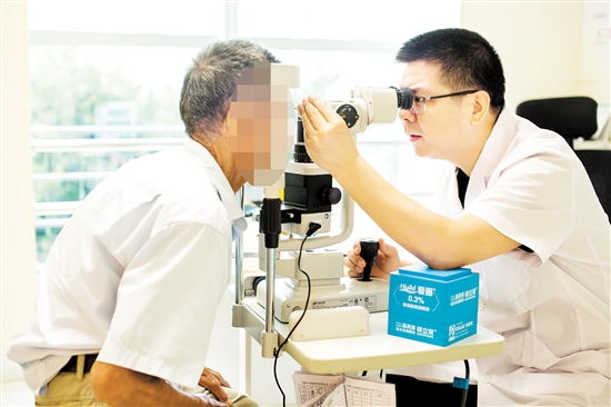 唐聰在為患者檢查眼睛。