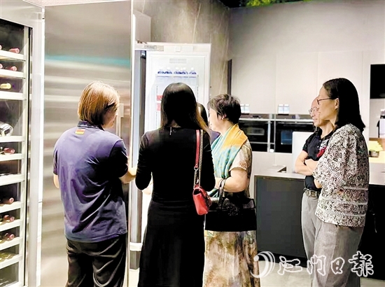 在“以舊換新”補(bǔ)貼的刺激帶動(dòng)下，市民消費(fèi)熱情高漲。