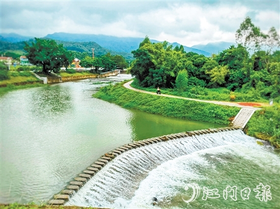 鶴山市完成水系連通及水美鄉(xiāng)村建設(shè)試點(diǎn)縣項(xiàng)目工程建設(shè)，打造出多個(gè)“網(wǎng)紅”水景點(diǎn)。圖為鶴城鎮(zhèn)三堡河五星村段。