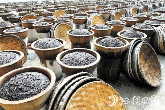 古勞面豉采用天然曬制工藝，且所用器皿都為陶瓷制品。