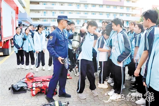 學(xué)生試戴消防救援器材。