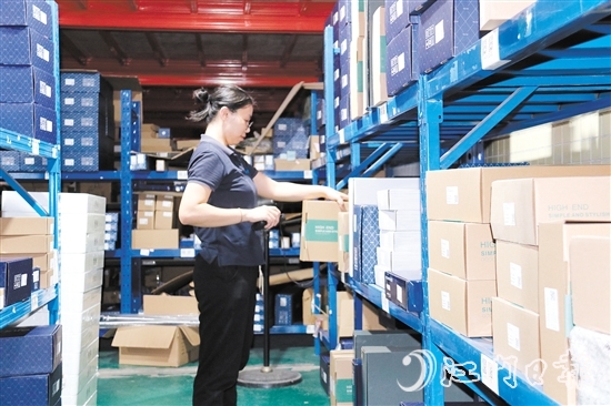 訂單多了，商家忙發(fā)貨。