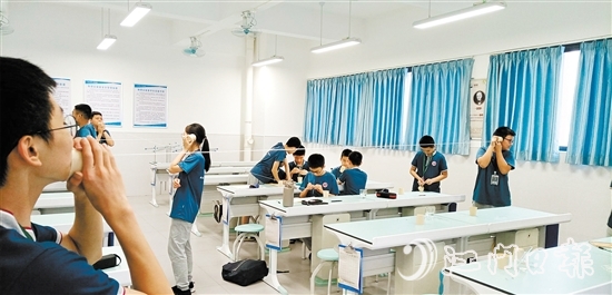 江門一實(shí)學(xué)生進(jìn)行科學(xué)實(shí)驗(yàn)。