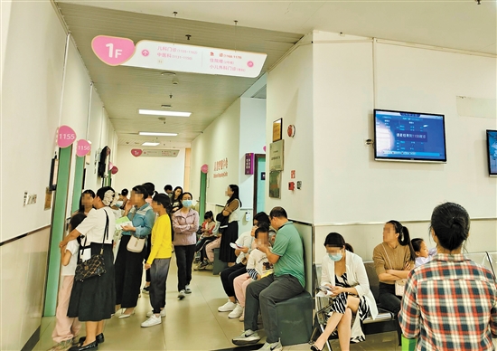 我市不少醫(yī)院的兒科門診接診量有明顯增長(zhǎng)趨勢(shì)。