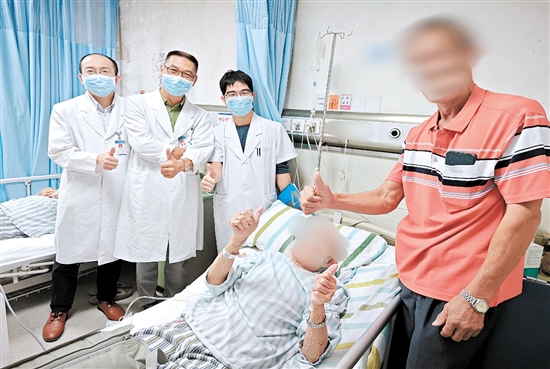 患者及家屬為醫(yī)護(hù)人員點(diǎn)贊。