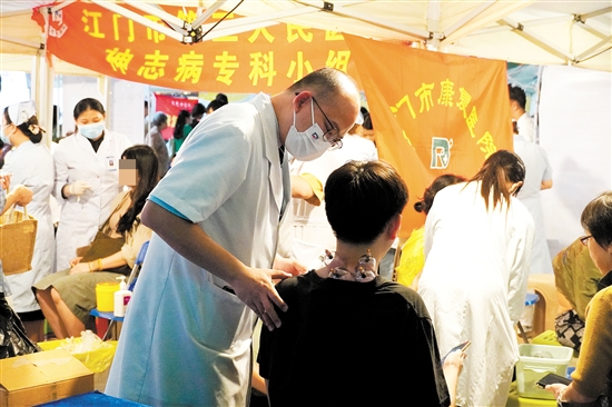 市民在夜市體驗中醫(yī)傳統(tǒng)療法。