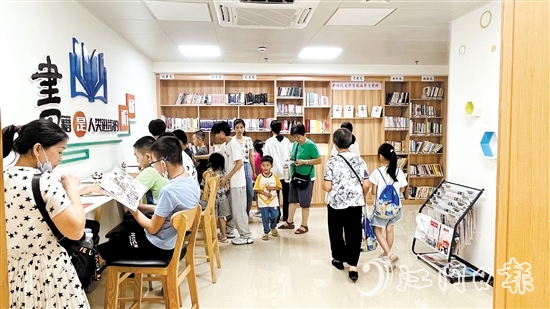 江南街道江翠社區(qū)黨群服務(wù)中心圖書(shū)角，一到周末讀者便絡(luò)繹不絕。