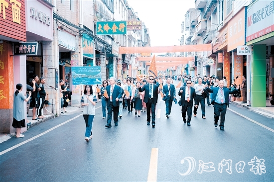 與會鄉(xiāng)親參加巡游，了解家鄉(xiāng)的變化。