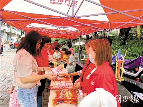 在怡康華庭小區(qū)，志愿者為市民派送“蓬友優(yōu)享”優(yōu)惠券。
