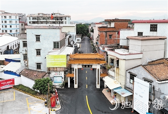 倉(cāng)邊村道路“白改黑”路面提升工程基本完成瀝青鋪設(shè)。