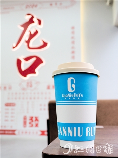 在乳小初奶茶店，游客可以一邊品嘗甘和水牛奶茶，一邊欣賞窗外的荷花塘。