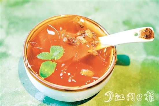 甘和冰粉融合了甘和茶的香氣和冰粉的口感。