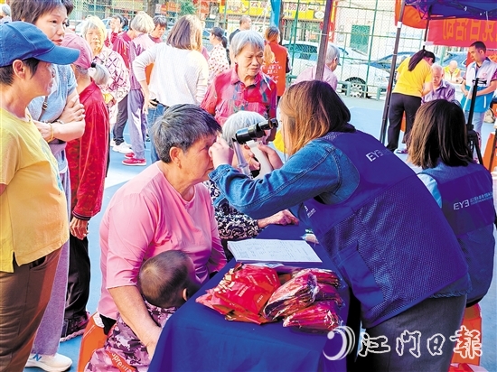 在文苑社區(qū)黨群服務(wù)集市，居民可以享受到健康義診等便民公益服務(wù)。